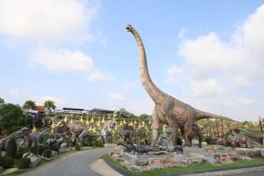 Pattaya, Tayland-28 Ocak 2022: Dinazor heykeli Nong Nooch Tropik Botanik Bahçesi 'nde tatil için çok güzeldir