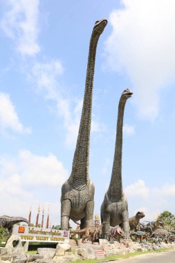 Pattaya, Tayland-28 Ocak 2022: Dinazor heykeli Nong Nooch Tropik Botanik Bahçesi 'nde tatil için çok güzeldir