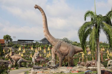 Pattaya, Tayland-28 Ocak 2022: Dinazor heykeli Nong Nooch Tropik Botanik Bahçesi 'nde tatil için çok güzeldir