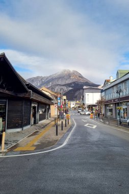 Yufuin, Japonya - 5 Ocak 2023: Kışın kar yağdıktan sonra Yufuin 'in ana caddesinde vintage alışveriş