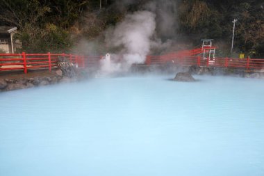 Umi Jigoku 'nun (Deniz Cehennemi) mavi sularının manzarası. Beppu, Oita, Japonya 'da kar altında yapılan cehennem turlarından biri..