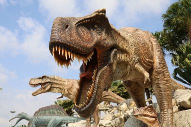 Pattaya, Tayland-28 Ocak 2022: Dinazor heykeli Nong Nooch Tropik Botanik Bahçesi 'nde tatil için çok güzeldir