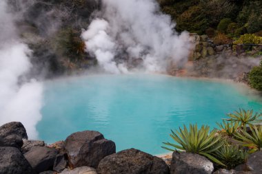 Umi Jigoku mavi su kaplıcası. Sekiz kaplıcadan biri Japonya 'nın Beppu, Oita kentindeki turnuva alanında dönüm noktasıdır..