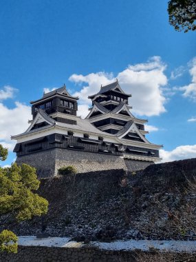 Kuzey Kyushu, Japonya 'daki Kumamoto Kalesi' nin ünlü peyzaj klasik binası..