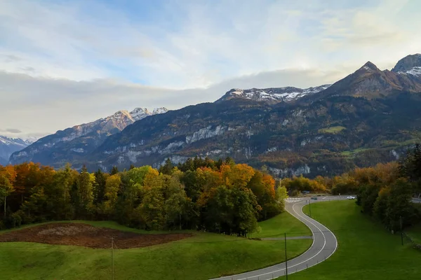 Widok Góry Drzewa Krajobrazowego Vilage Jesienią Przyrody Środowiska Szwajcarii — Zdjęcie stockowe