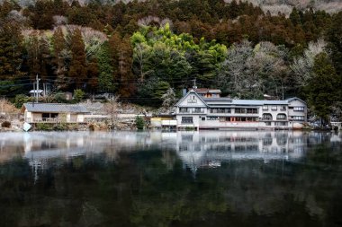 Yufuin, Japonya - 26 Ocak 2023 'te Japonya' nın Kinrin Gölü, Yufuin, Japonya 'da doğa manzaralı bir göl olan vintage resterant güzel bir manzaraya sahiptir.