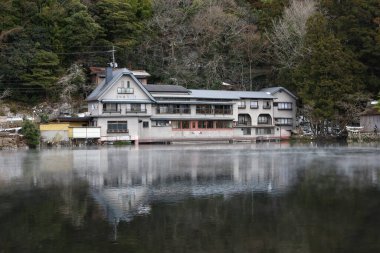 Yufuin, Japonya - 26 Ocak 2023 'te Japonya' nın Kinrin Gölü, Yufuin, Japonya 'da doğa manzaralı bir göl olan vintage resterant güzel bir manzaraya sahiptir.