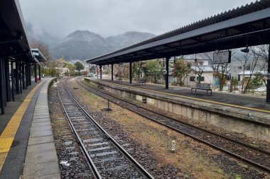 JR Yufuin Tren İstasyonu, Yufu, Oita, Japonya - 30 Ocak 2023: Kışın Yufuin tren istasyonunun içi 