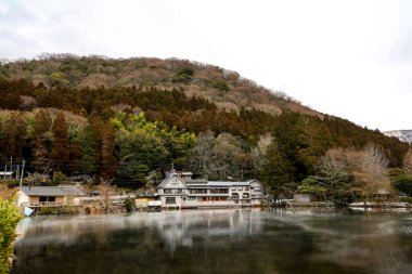 Yufuin, Japonya - 26 Ocak 2023 'te Japonya' nın Kinrin Gölü, Yufuin, Japonya 'da doğa manzaralı bir göl olan vintage resterant güzel bir manzaraya sahiptir.