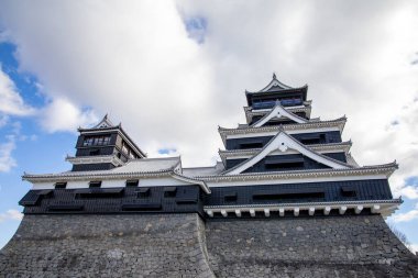 Kuzey Kyushu, Japonya 'daki Kumamoto Kalesi' nin ünlü peyzaj klasik binası..