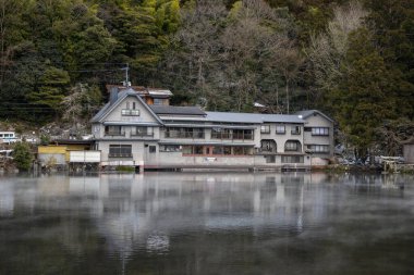 Yufuin, Japonya - 26 Ocak 2023 'te Japonya' nın Kinrin Gölü, Yufuin, Japonya 'da doğa manzaralı bir göl olan vintage resterant güzel bir manzaraya sahiptir.