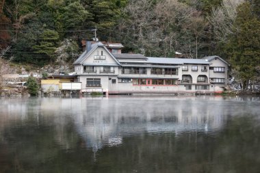 Yufuin, Japonya - 26 Ocak 2023 'te Japonya' nın Kinrin Gölü, Yufuin, Japonya 'da doğa manzaralı bir göl olan vintage resterant güzel bir manzaraya sahiptir.
