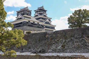 Kuzey Kyushu, Japonya 'daki Kumamoto Kalesi' nin ünlü peyzaj klasik binası..