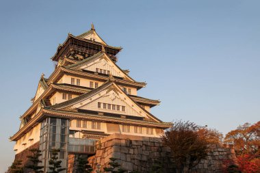 Osaka Kalesi, Japonya 'nın Kansai şehrinde sonbaharda ünlü ve klasik bir simgedir..
