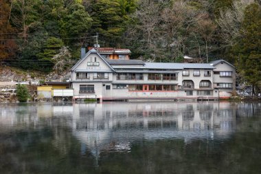 Yufuin, Japonya - 26 Ocak 2023 'te Japonya' nın Kinrin Gölü, Yufuin, Japonya 'da doğa manzaralı bir göl olan vintage resterant güzel bir manzaraya sahiptir.