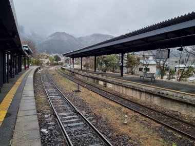 JR Yufuin Tren İstasyonu, Yufu, Oita, Japonya - 30 Ocak 2023: Kışın Yufuin tren istasyonunun içi 