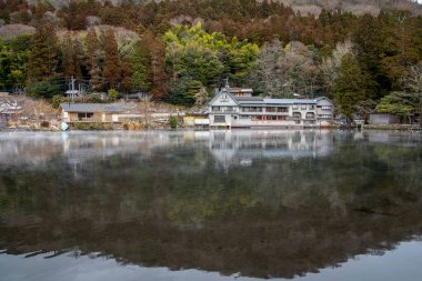 Yufuin, Japonya - 26 Ocak 2023 'te Japonya' nın Kinrin Gölü, Yufuin, Japonya 'da doğa manzaralı bir göl olan vintage resterant güzel bir manzaraya sahiptir.