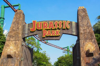 Sentosa, Singapur-APRIL 12. 2016: Universal Studio Singapur 'daki Jurassic Park' ın önündeki büyük kapı teması