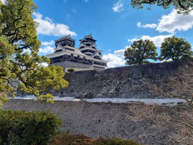 Kuzey Kyushu, Japonya 'daki Kumamoto Kalesi' nin ünlü peyzaj klasik binası..
