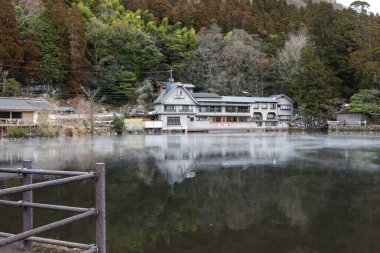 Yufuin, Japonya - 26 Ocak 2023 'te Japonya' nın Kinrin Gölü, Yufuin, Japonya 'da doğa manzaralı bir göl olan vintage resterant güzel bir manzaraya sahiptir.