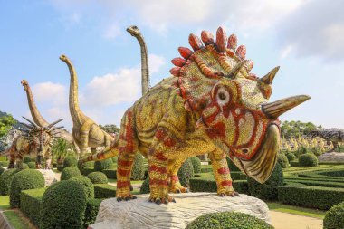 Pattaya, Tayland-28 Ocak 2022: Dinazor heykeli Nong Nooch Tropik Botanik Bahçesi 'nde tatil için çok güzeldir