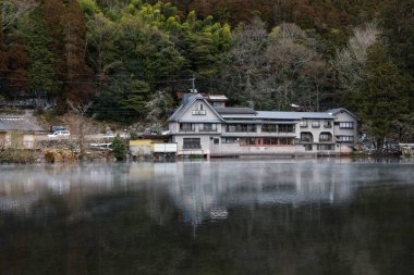 Yufuin, Japonya - 26 Ocak 2023 'te Japonya' nın Kinrin Gölü, Yufuin, Japonya 'da doğa manzaralı bir göl olan vintage resterant güzel bir manzaraya sahiptir.
