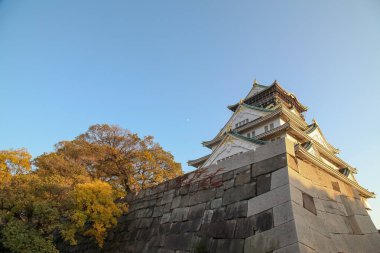 Büyük kaledeki osaka kalesi ve Osaka 'nın en ünlü kalesi.