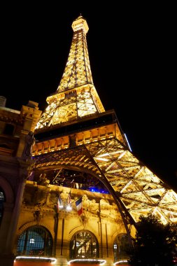 LAS VEGAS, ABD - 9 Aralık 2018: Güzel şehir manzarası tematik Eiffel Kulesi ile Casino 
