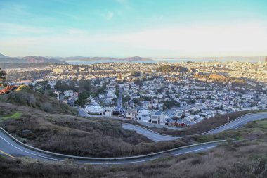 Günbatımından önce San Francisco 'nun ikiz tepeleri, Kaliforniya, ABD' den havadan görünüşü.