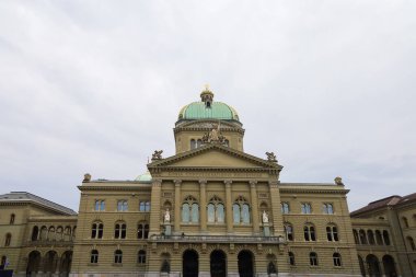 Bern, İsviçre-23 Ekim 2019: Parlamento Binası İsviçre 'de önemli bir kent simgesidir.