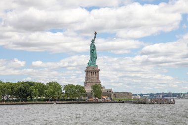 New York, ABD-15 Haziran 2018: Yanındaki özgürlük heykeli Amerika Birleşik Devletleri 'nin New York şehrinde ünlü olmuştur. .