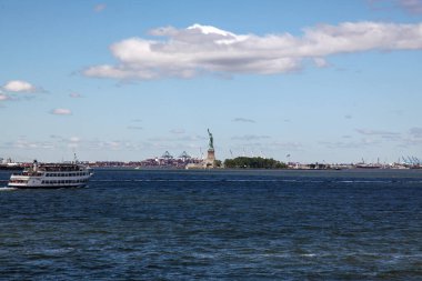 New York, ABD-15 Haziran 2018: Yanındaki özgürlük heykeli Amerika Birleşik Devletleri 'nin New York şehrinde ünlü olmuştur. .