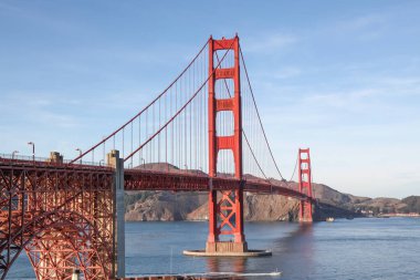 Golden Gate Köprüsü San Francisco, Kaliforniya, ABD 'de tarihi ve ünlü bir binadır.