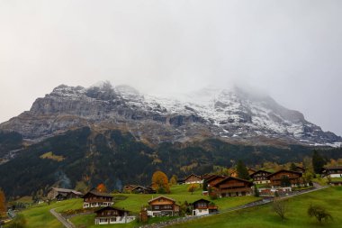 Interlaken, İsviçre-19 Ekim 2019: İsviçre 'deki interlaken tren istasyonu yakınlarındaki kar dağı ve köy manzarası