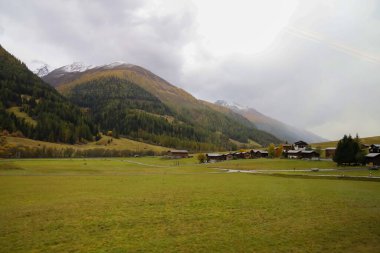 Sonbahar manzaralı dağ manzarası. Doğa ve çevre iç içe, İsviçre