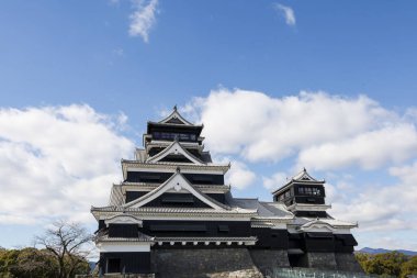 Kuzey Kyushu, Japonya 'daki Kumamoto Kalesi' nin ünlü peyzaj klasik binası..