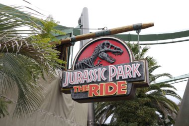 Universal City, Japonya-22 Şubat 2024: Jurassic Park 'ın büyük işareti Jurassic Park' ın önündeki gezi teması Universal Studio osaka, Japonya