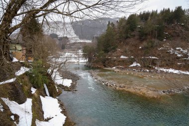 Kış mevsiminde kaytaran nehir manzarası 