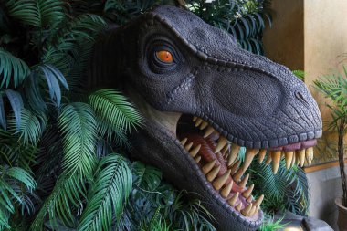 Universal City, Japonya-22 Şubat 2024: Jurassic Park hediyelik eşya dükkanının büyük başkanı Jurassic Park temalı Universal Studio osaka, Japonya