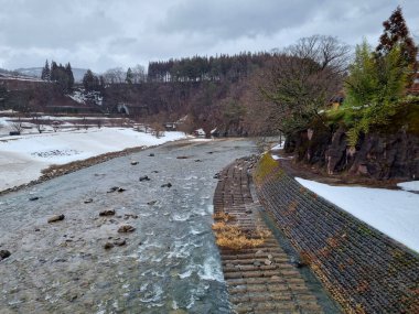 Kış mevsiminde kaytaran nehir manzarası