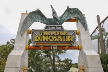Universal City, Japonya-22 Şubat 2024: Jurassic Park 'ın büyük işareti Jurassic Park' ın önündeki Uçan Dinozor teması Universal Studio osaka, Japonya