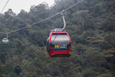 Sun Moon Gölü, Tayvan-13 Ekim 2018: The Sun Moon Lake Ropeway, Güneş Ay Gölü ile Formosa Aborjin Kültür Köyü 'nü birbirine bağlayan teleferik servisidir.