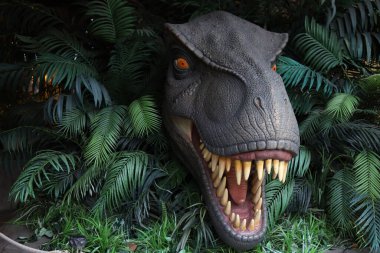 Universal City, Japonya-22 Şubat 2024: Jurassic Park hediyelik eşya dükkanının büyük başkanı Jurassic Park temalı Universal Studio osaka, Japonya