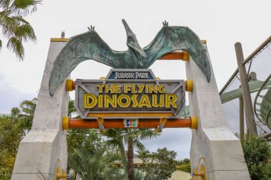 Universal City, Japonya-22 Şubat 2024: Jurassic Park 'ın büyük işareti Jurassic Park' ın önündeki Uçan Dinozor teması Universal Studio osaka, Japonya