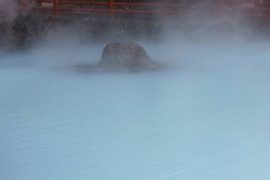 Umi Jigoku 'nun (Deniz Cehennemi) mavi sularının manzarası. Beppu, Oita, Japonya 'da kar altında yapılan cehennem turlarından biri..