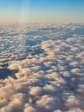 Pencereden gökyüzünü görün. Uçak Japonya 'ya gider.