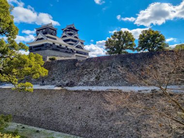 Kuzey Kyushu, Japonya 'daki Kumamoto Kalesi' nin ünlü peyzaj klasik binası..
