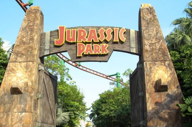 Sentosa, Singapur-APRIL 12. 2016: Universal Studio Singapur 'daki Jurassic Park' ın önündeki büyük kapı teması