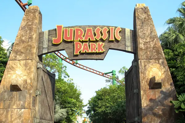 Sentosa, Singapur-APRIL 12. 2016: Universal Studio Singapur 'daki Jurassic Park' ın önündeki büyük kapı teması