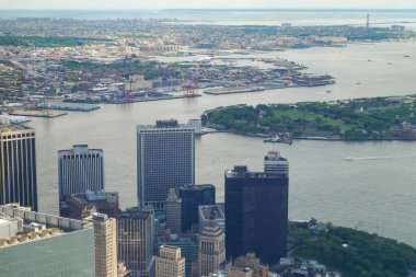 NEW YORK, ABD - 18 Haziran 2018: New York 'taki nehir ve binanın havadan görünüşü.